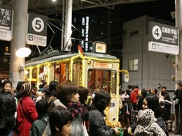 クリスマス電車 西広島駅でのプレゼント配布