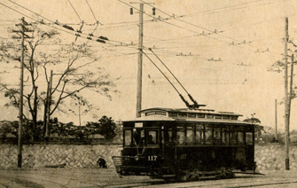 写真：城濠埋立地(紙屋町)付近を走る電車