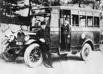 写真：広島乗合自動車運転士と車掌