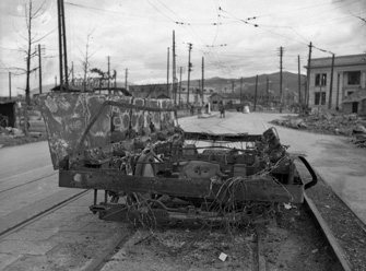 写真：台車のみとなった100形電車