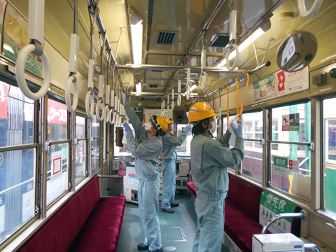 電車車内の消毒作業